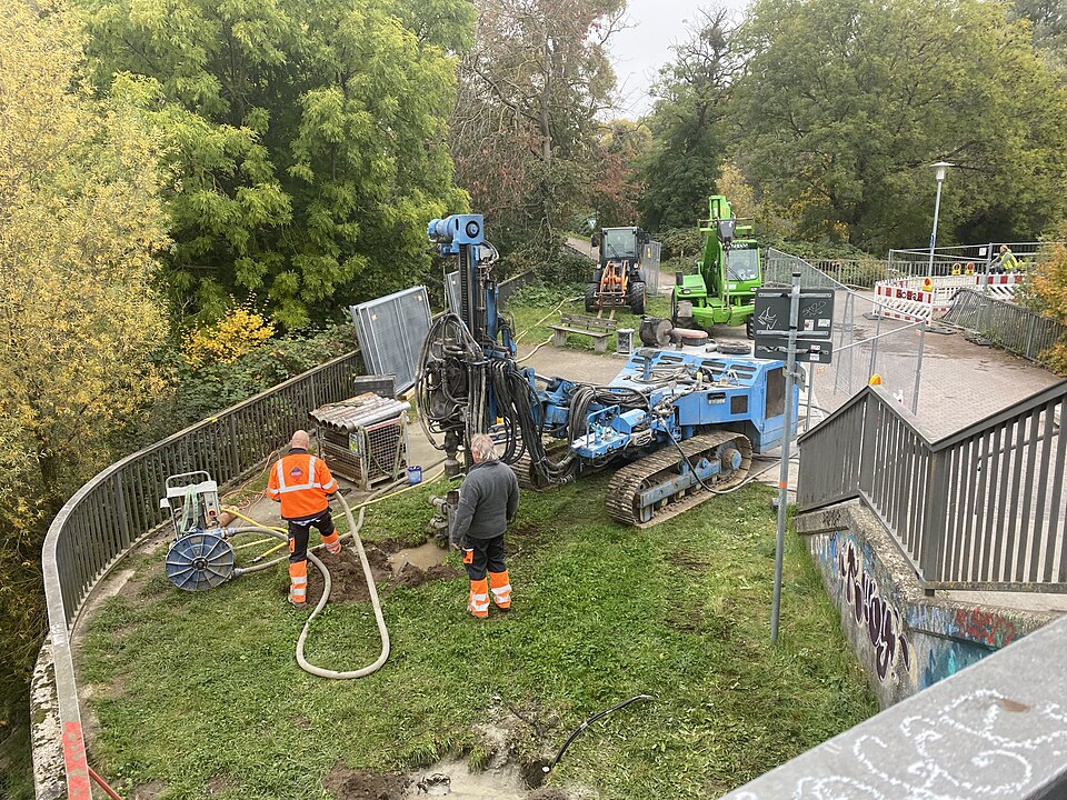 Малогабаритна бурова установка за роботою